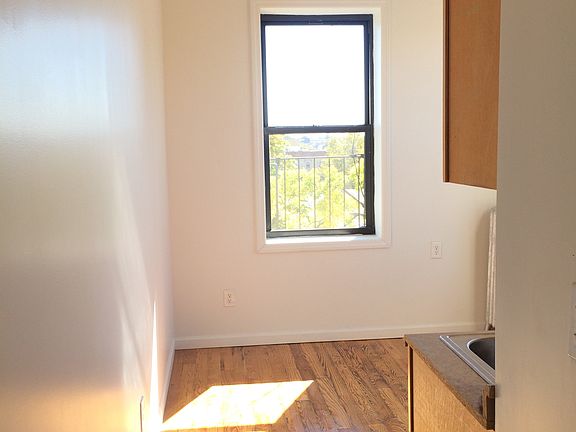 5th image of 856 Willoughby Ave #22