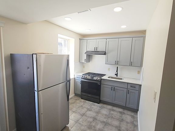 2nd image of 854 Bay St Floor 3