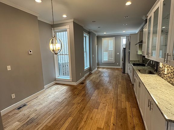 3rd image of 1519 N Broadway