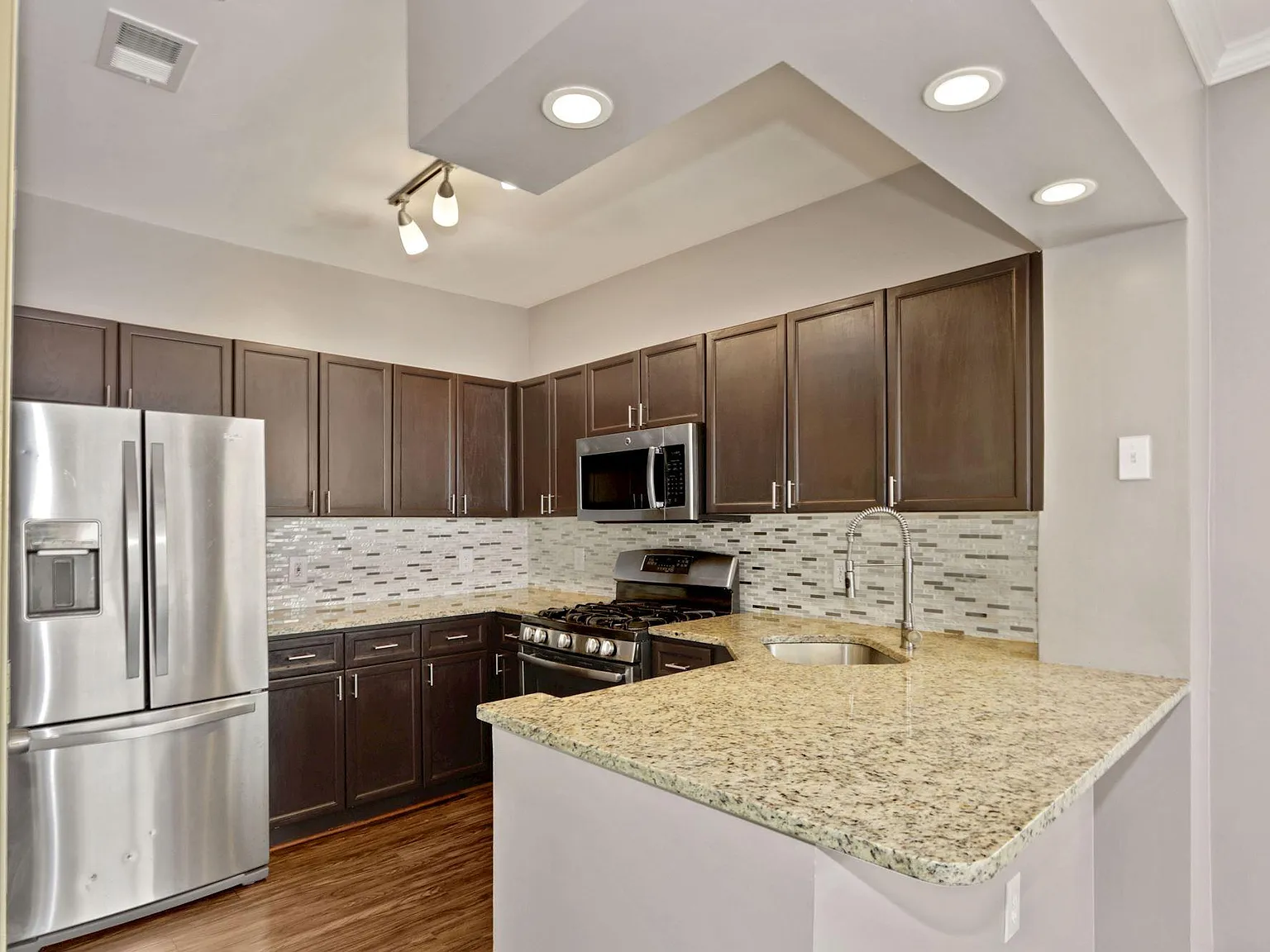 2108 Highcourt Ln — Photo 4