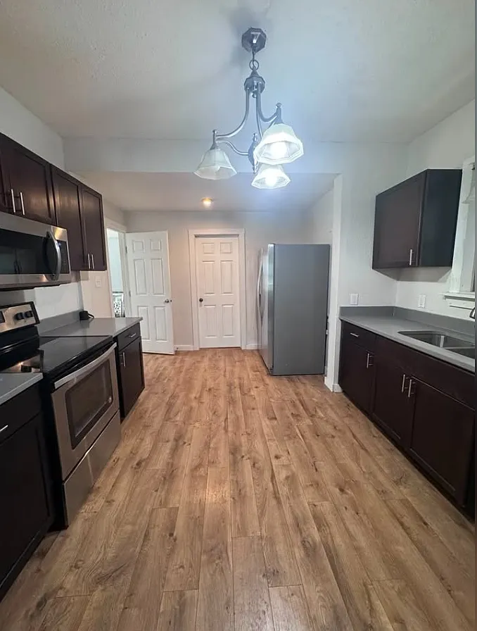 1200 W Summit Ave — Photo 1