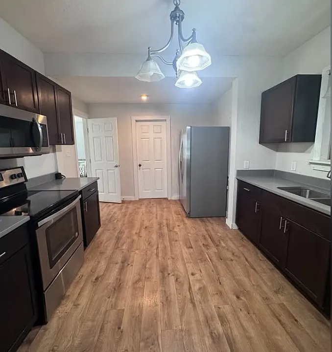 1200 W Summit Ave
