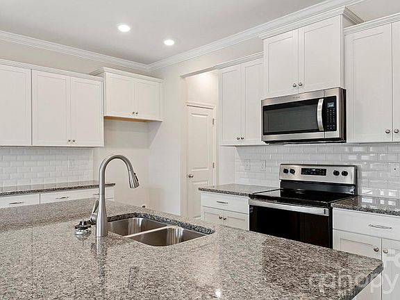 5th image of 384 Creekview Rd