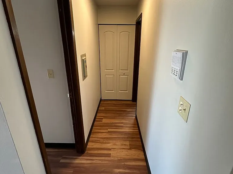 Plaza IV Apartments in St. Francis. — Photo 7