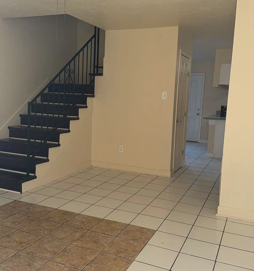 2 bed, 1.5 bath, 1000 sqft, $1,350 — Photo 3