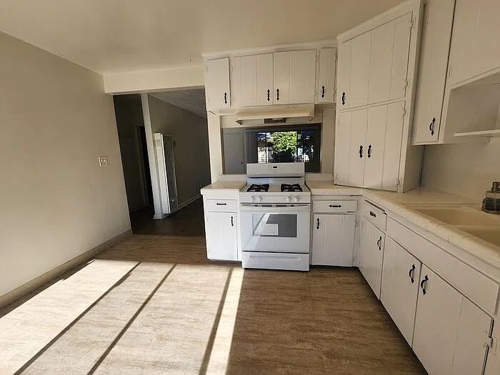 2 bed, 1.0 bath, $2,190 — Photo 4