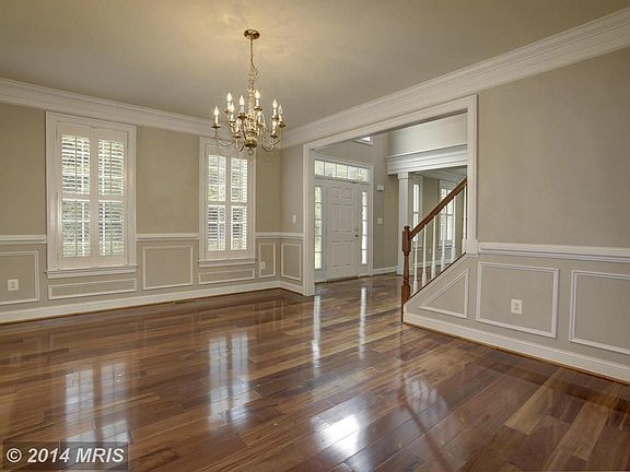 3rd image of 10 Meadowbrook Ln
