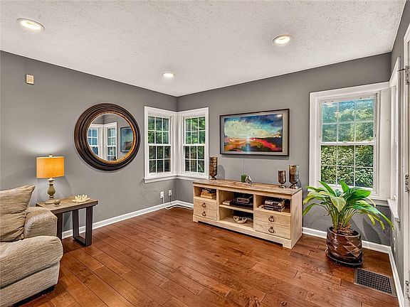 4th image of 46 Cloverland Dr