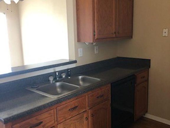 5th image of 932 Charlotte Ln