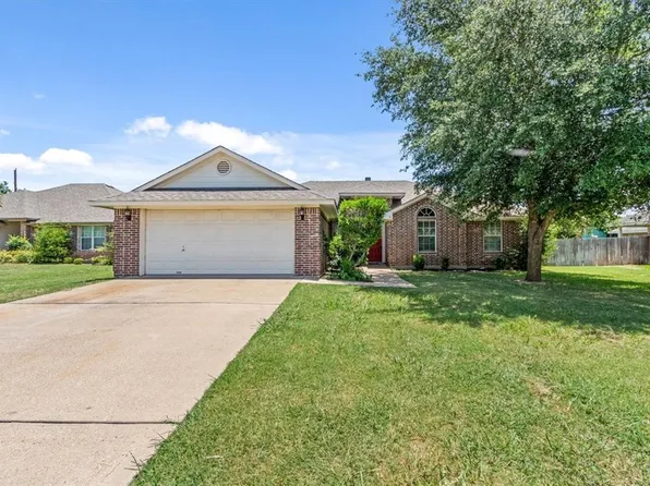 512 Brook Cir, Hewitt, TX 76643