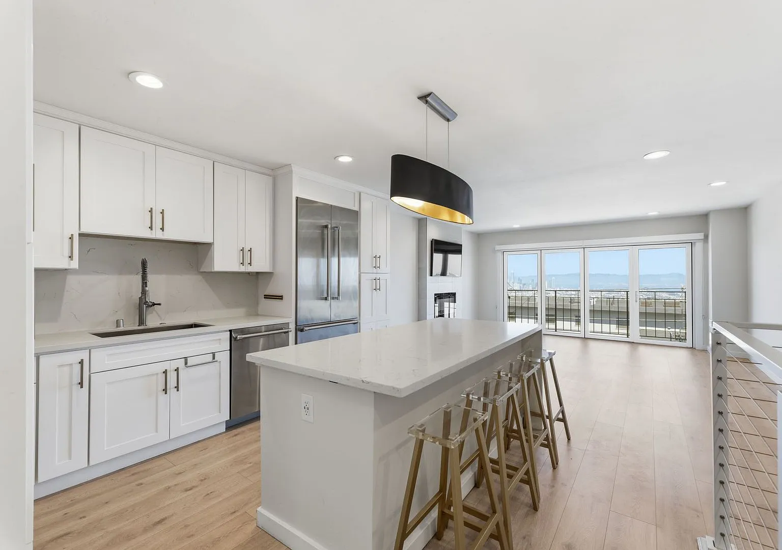 Enjoy this stunning single family home with city views — Photo 3