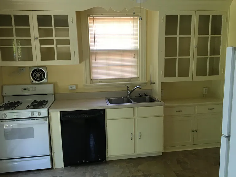 3136 Ellwood Ave — Photo 5