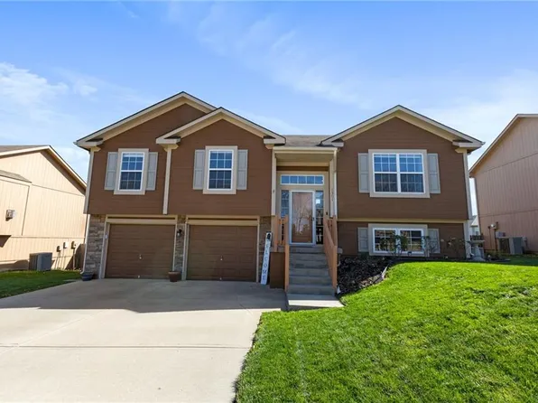 1501 NW Hilltop Ln, Grain Valley, MO 64029