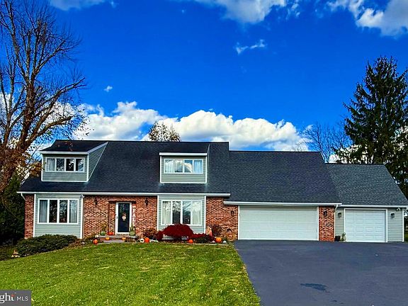 2nd image of 752 Panorama Dr