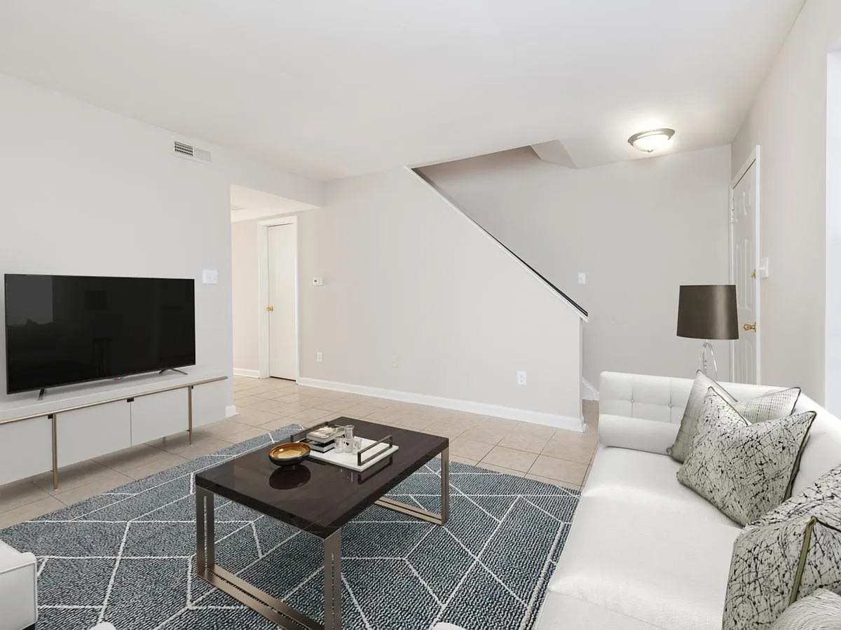Country Club Apartments — Photo 1