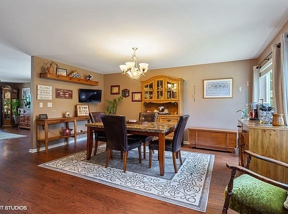 4th image of 325 Mozart Ln
