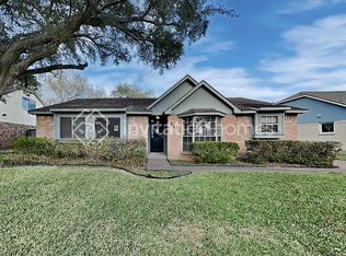 527 Shealy St, Webster, TX 77598