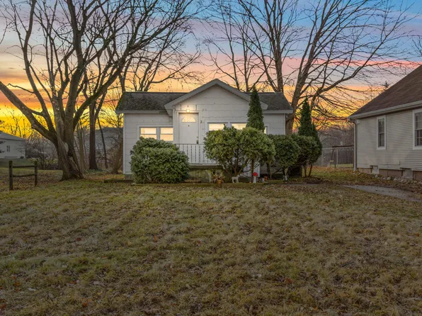 62 Goodrich Ave, Hillsdale, MI 49242