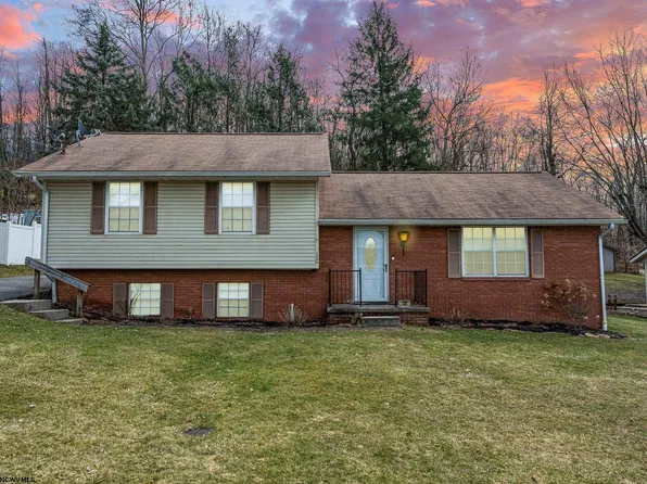 126 Estate Dr, Morgantown, WV 26508