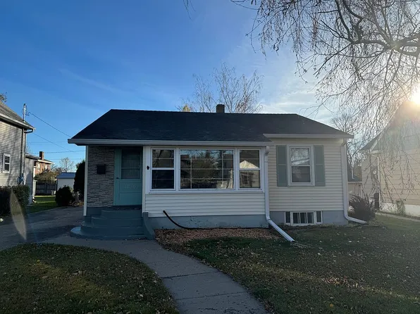 1030 6th St NE, Devils Lake, ND 58301