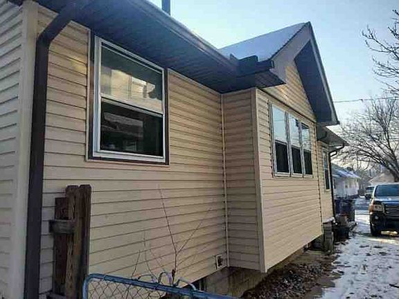 2nd image of 1820 Brussels St