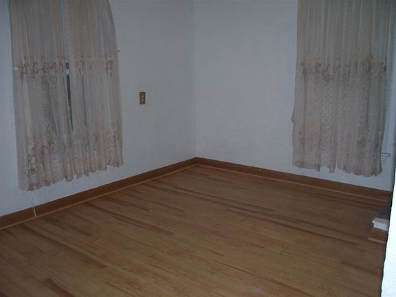 5th image of 912 Fairchild St