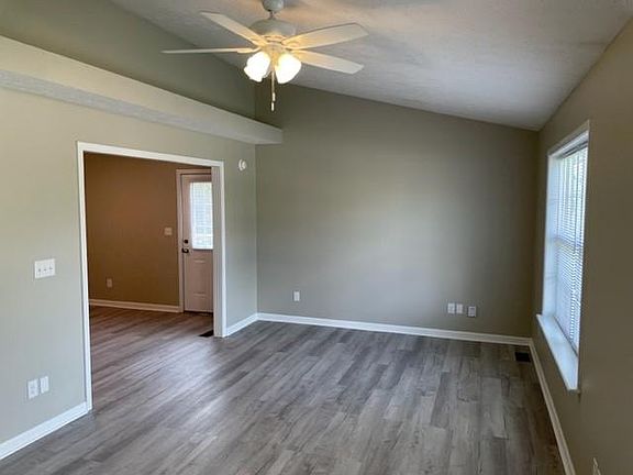 3rd image of 904 Pinoak Dr
