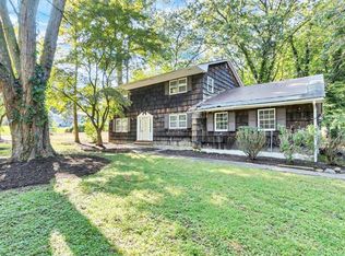 1 Fox Hill Rd, Chestnut Ridge, NY 10977