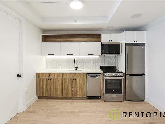 3rd image of 58 W 125th St #907