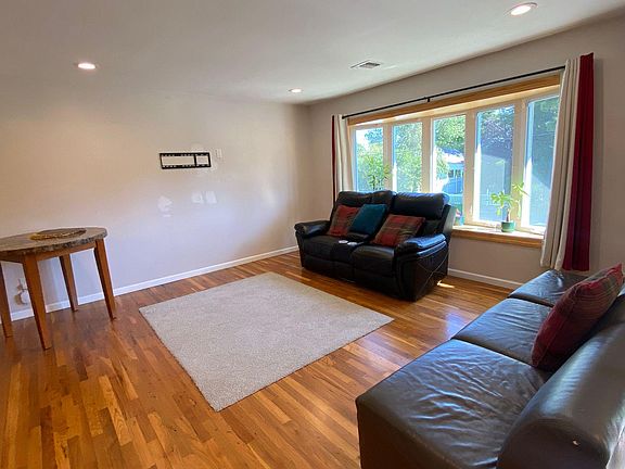 3rd image of 8 Howard St