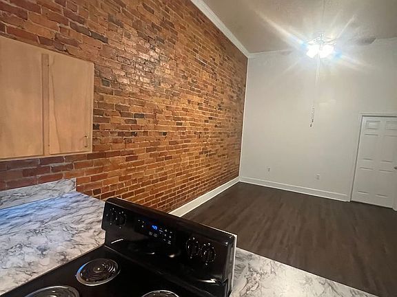 4th image of 115A SE Main St