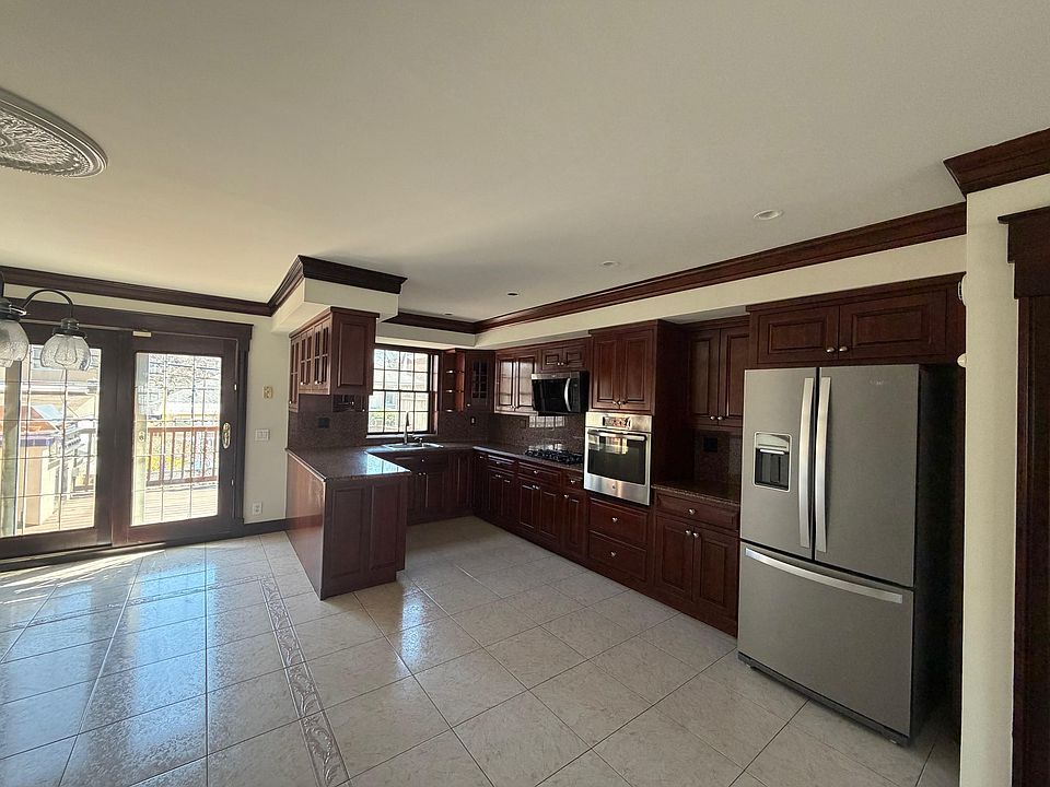 1st image of 205 Bay 7 St #2