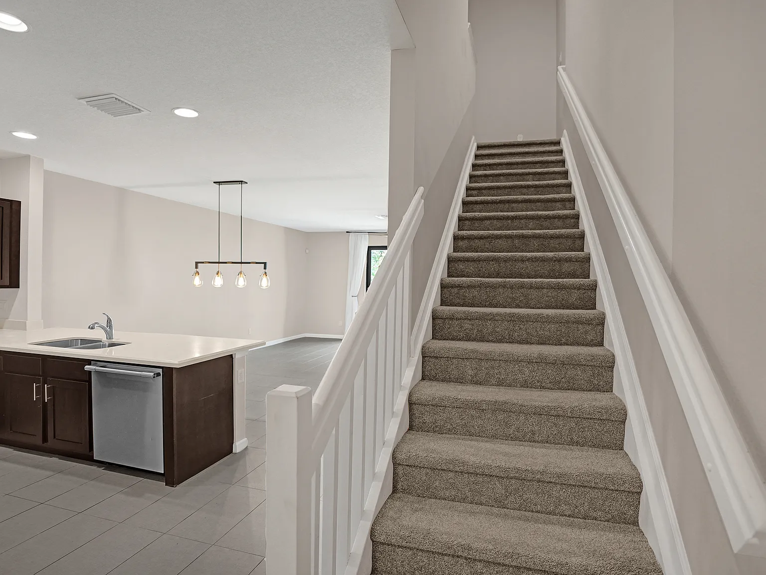 3 bed, 2.5 bath, 1303 sqft, $3,300 — Photo 4