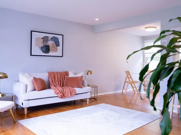 62 Roberts Dr #62, Bedford, MA 01730