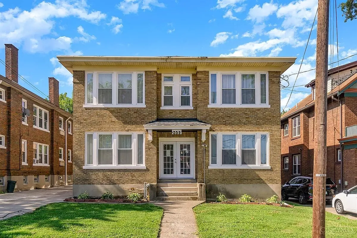 Building Photo - 2033 Weyer Ave #1