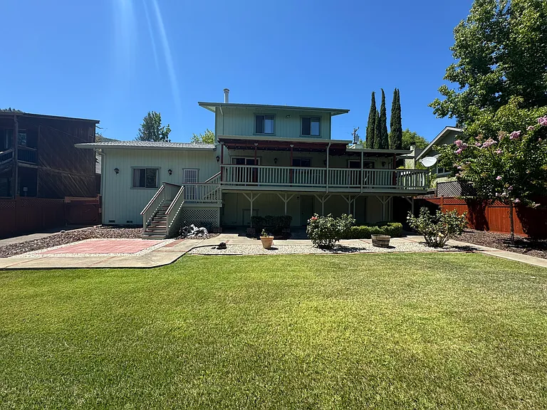 1349 Helen Ave — Photo 2