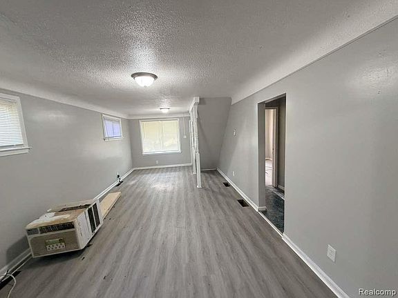 2nd image of 6390 Vaughan St