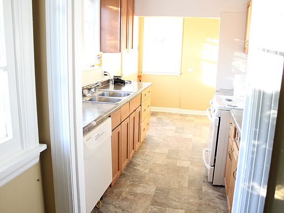3rd image of 9325 Oak Park Ave