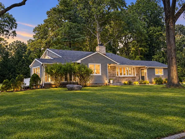 19 Bunkerhill Dr, Huntington, NY 11743