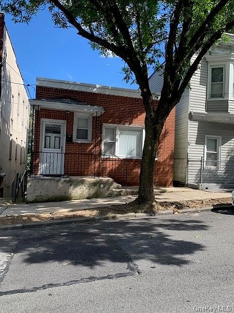 1st image of 122 Vineyard Ave