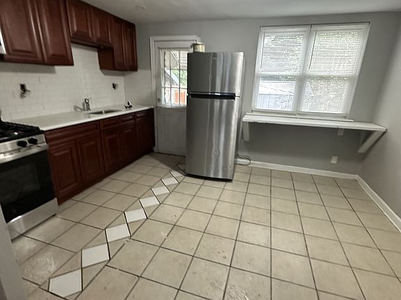 4th image of 3737 Richmond St