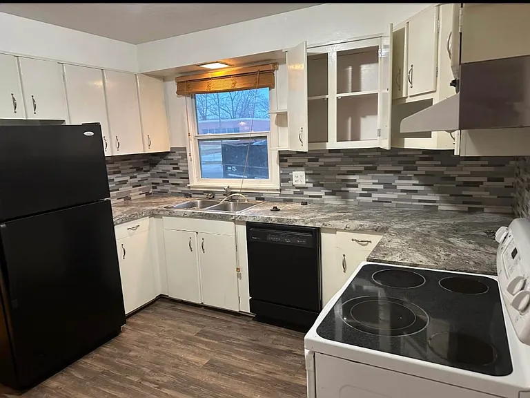 815 W Avon Ln — Photo 8