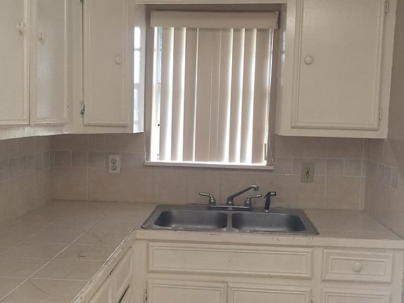 3rd image of 4313 Royal Palm St