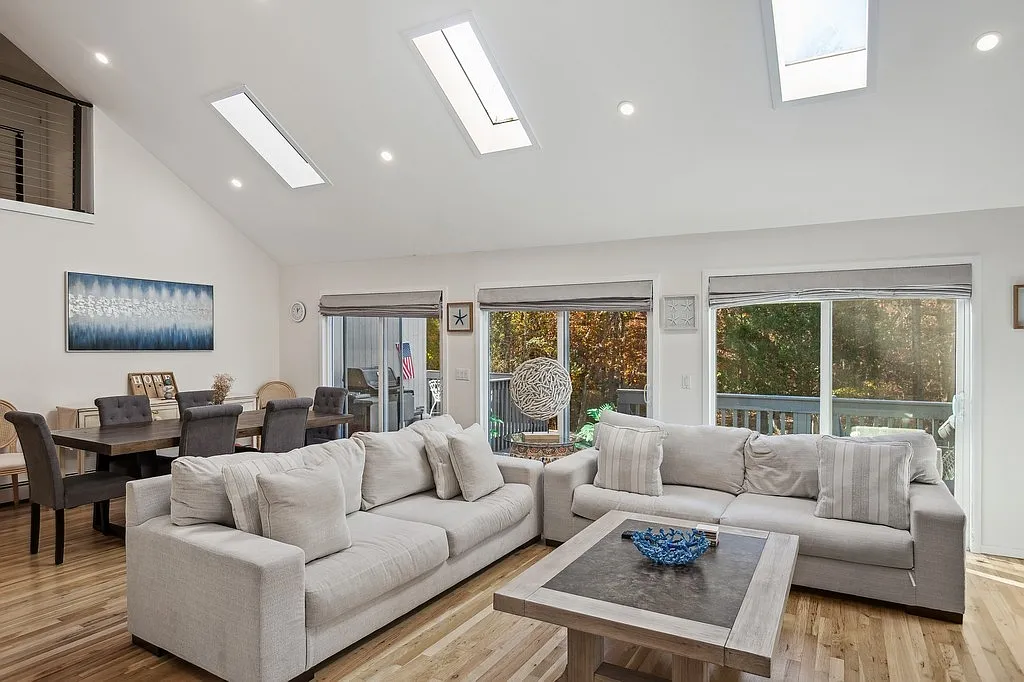 Luxurious Quogue Village 4 Bedroom 2.5 Bath Home — Photo 4