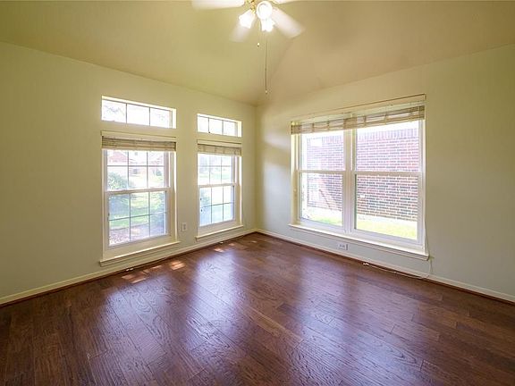 4th image of 9927 Autumn Way Dr