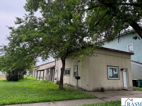 527 E 6th St, Blue Earth, MN 56013