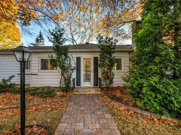 5951 Rockport Ln, Fairview Park, OH 44126