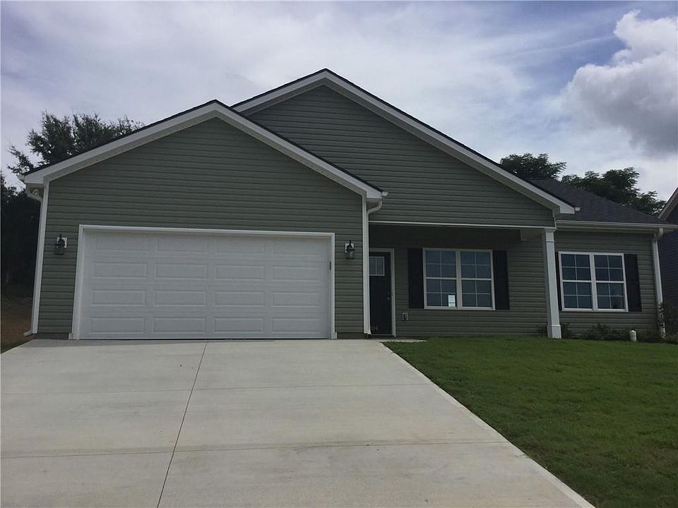 1st image of 204 Ashwood Ln