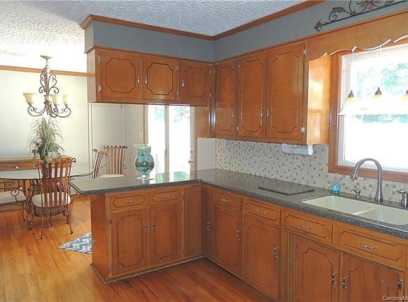 5th image of 1610 Roseland Dr