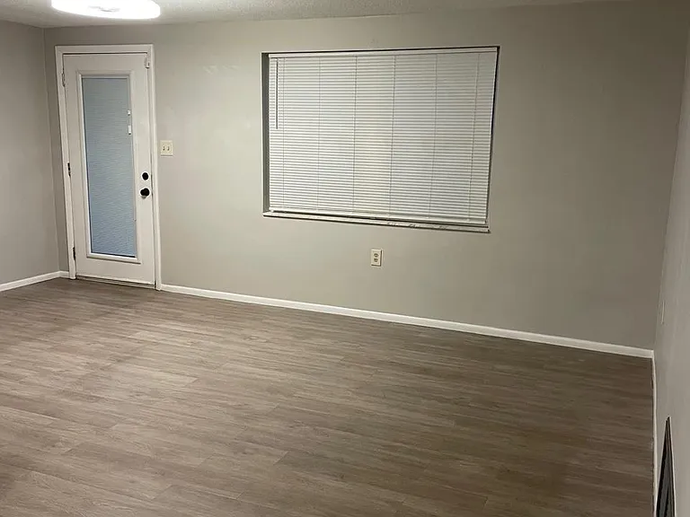 3317 Salisbury Dr — Photo 5